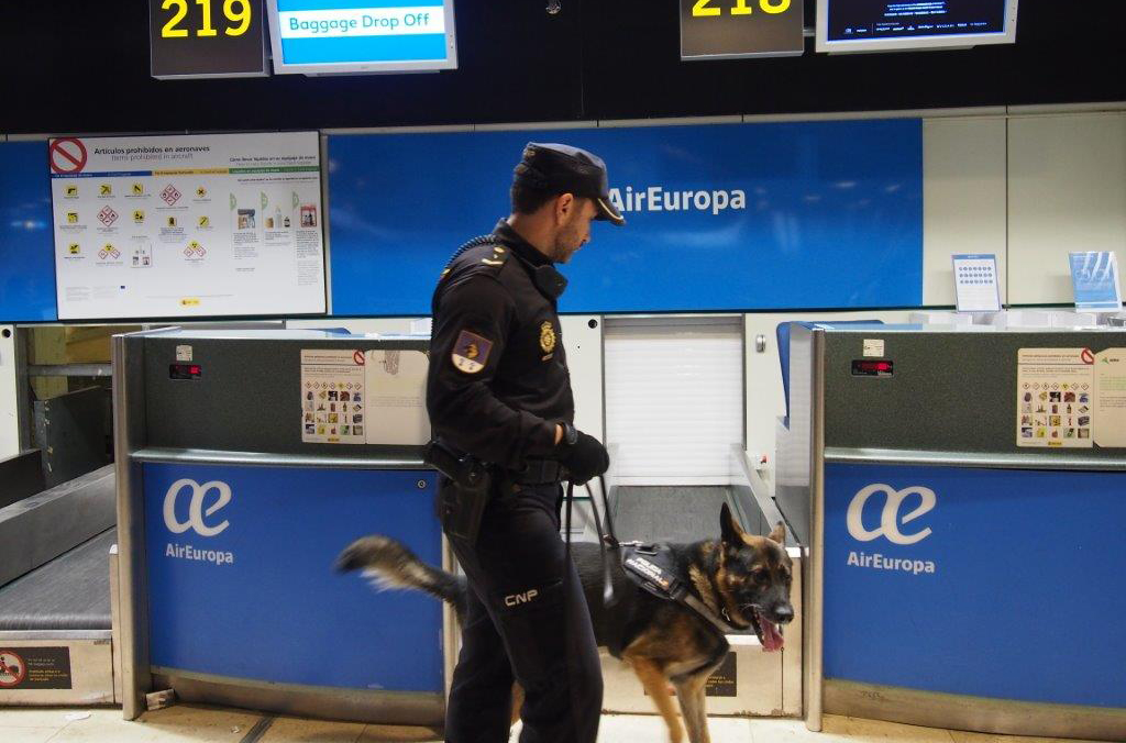 Contrôle dans un aéroport en Espagne